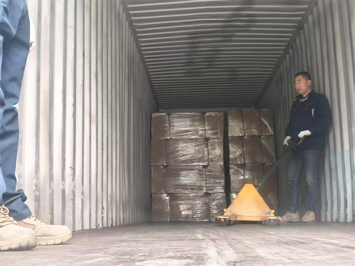 Full container med 300 marine seter klargjort for transport til Korea